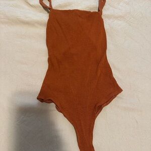 Lulu’s Rust Orange Ribbed Bodysuit